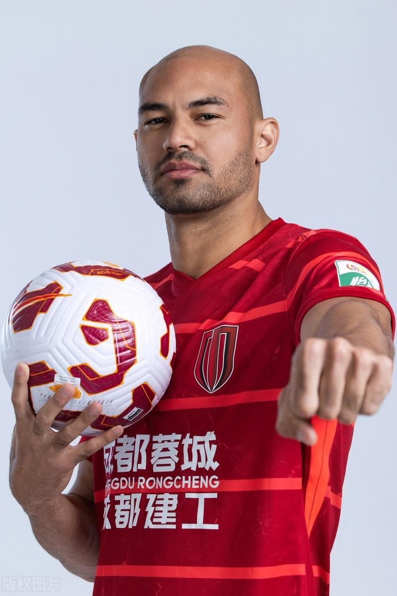 足球明星将率领球队出征重要赛事，备受期待