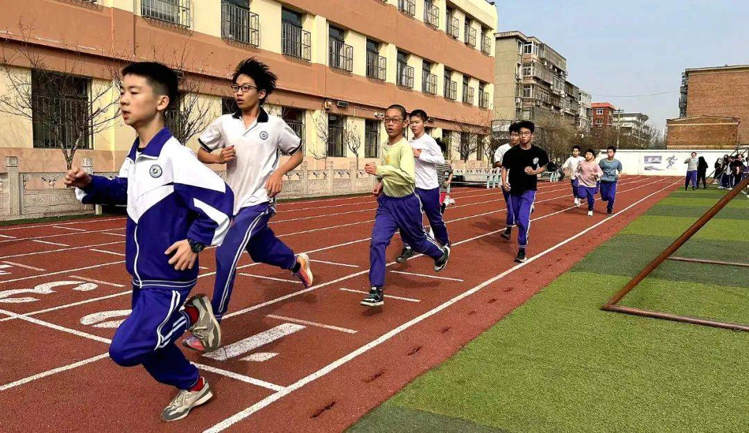 运动员激情奔跑，创造纪录、拼尽全力