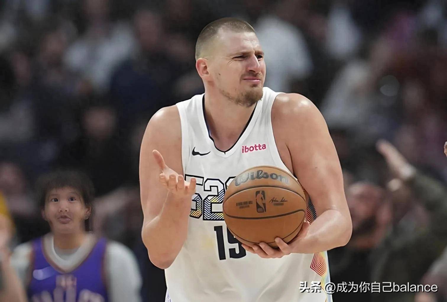 NBA裁判员因失误判罚遭球迷猛烈批评，引发赛后浪潮
