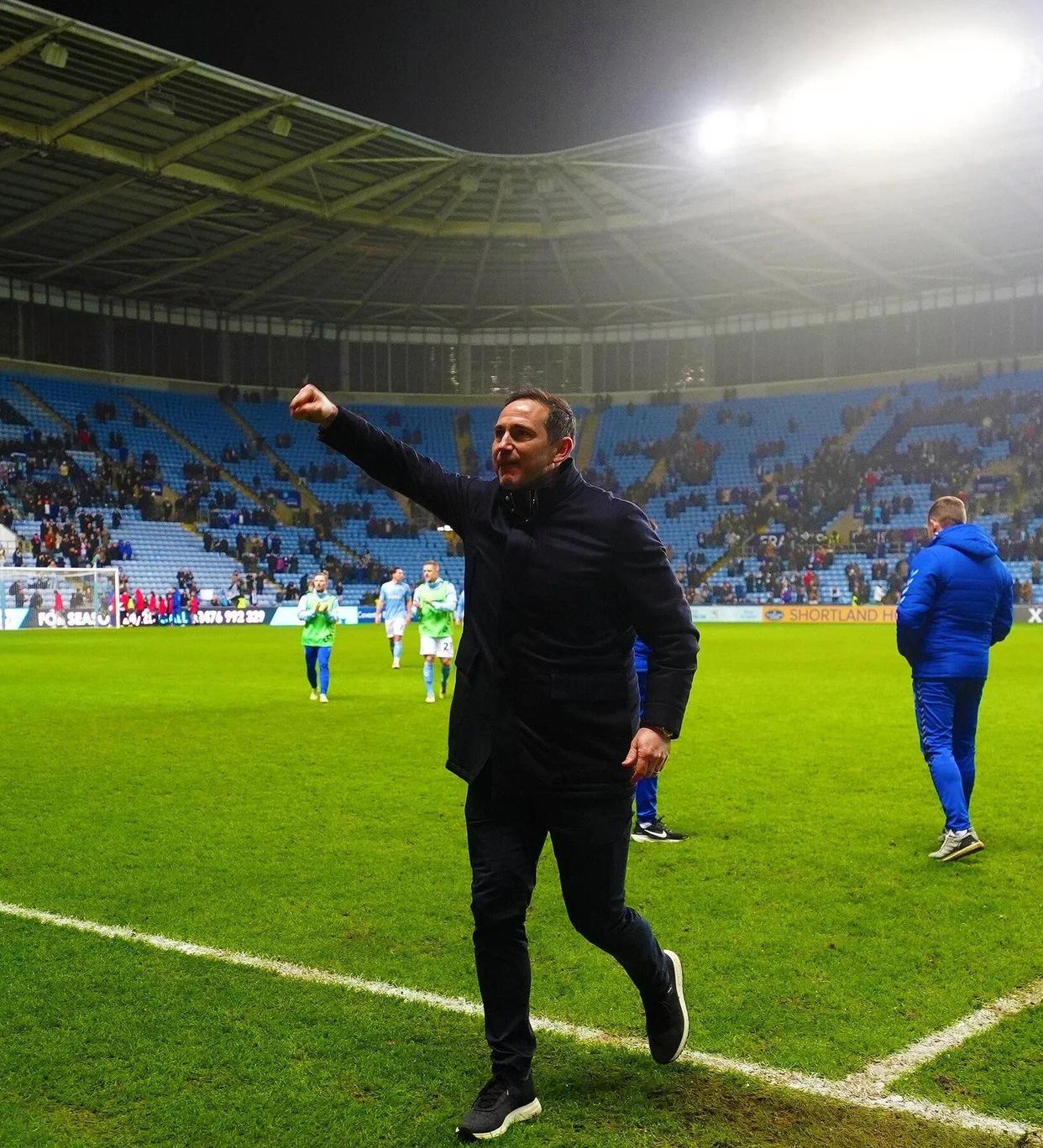 利兹联球员穆尔打入制胜球，领先积分榜