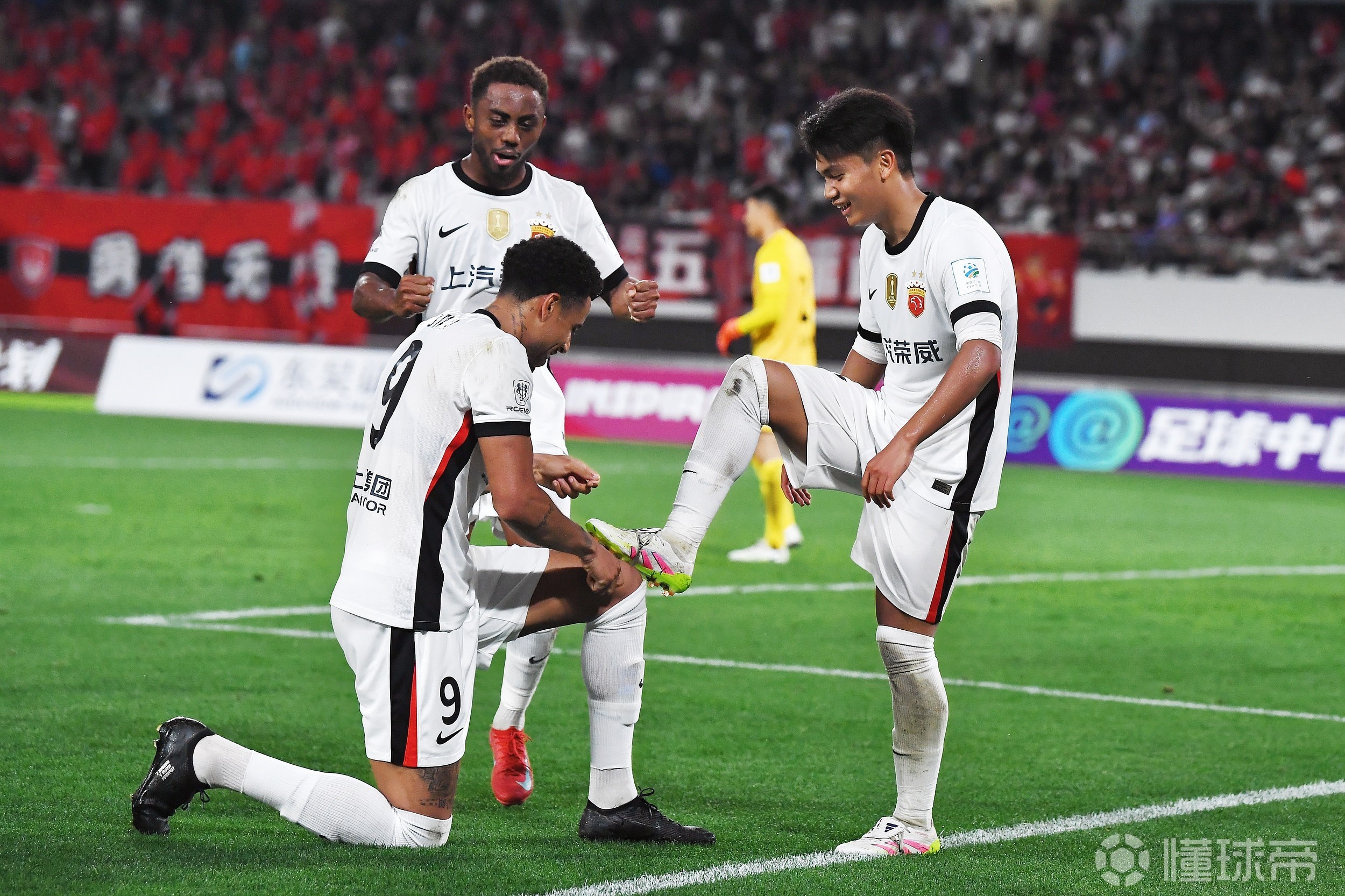 马赛中场送出妙传，助攻队友破门取胜