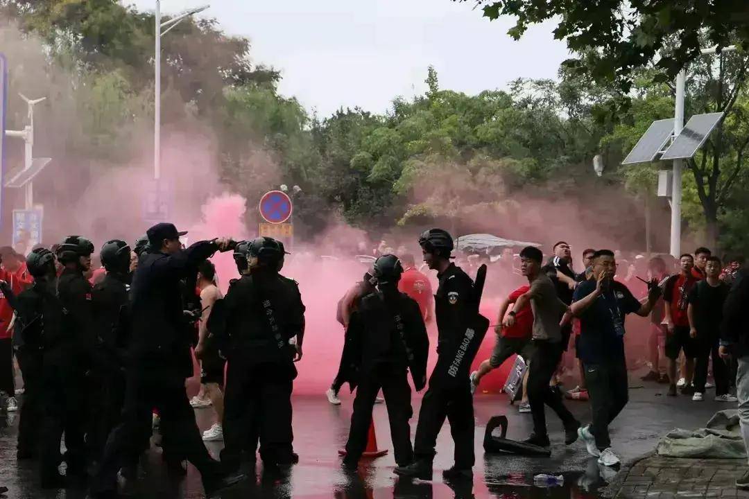 激情燃烧,足球场上强队对抗势均力敌!的简单介绍 激情燃烧,足球场上强队对抗势均力敌!的简单介绍