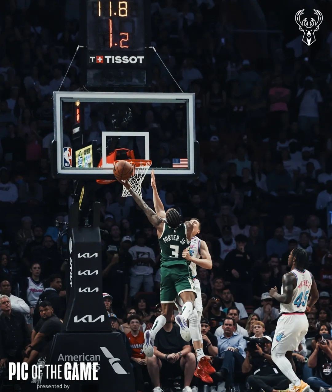 包含猛龙主场大胜雄鹿,东部争霸再掀高潮的词条 包含猛龙主场大胜雄鹿,东部争霸再掀高潮的词条