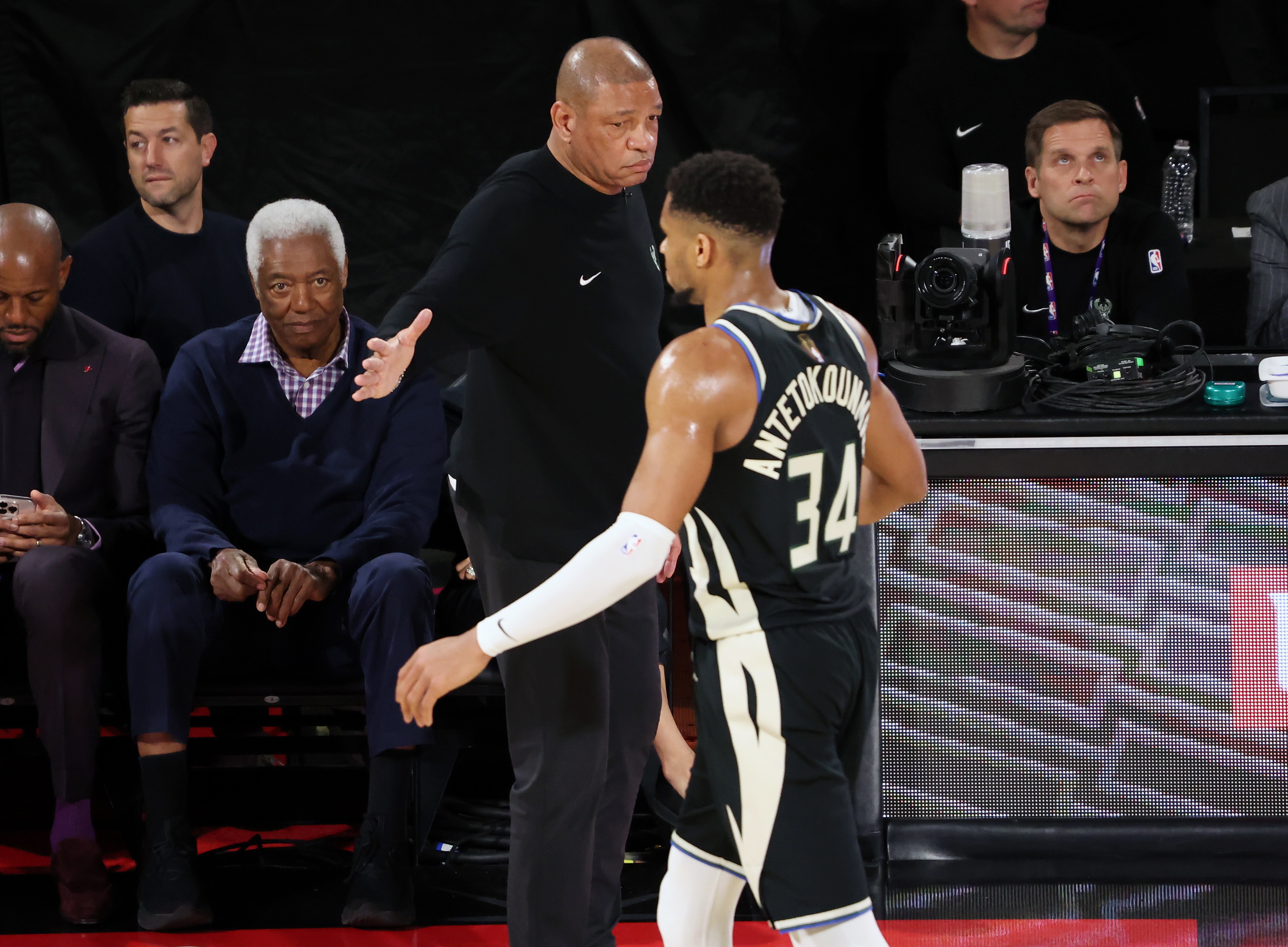 包含猛龙主场大胜雄鹿,东部争霸再掀高潮的词条 包含猛龙主场大胜雄鹿,东部争霸再掀高潮的词条