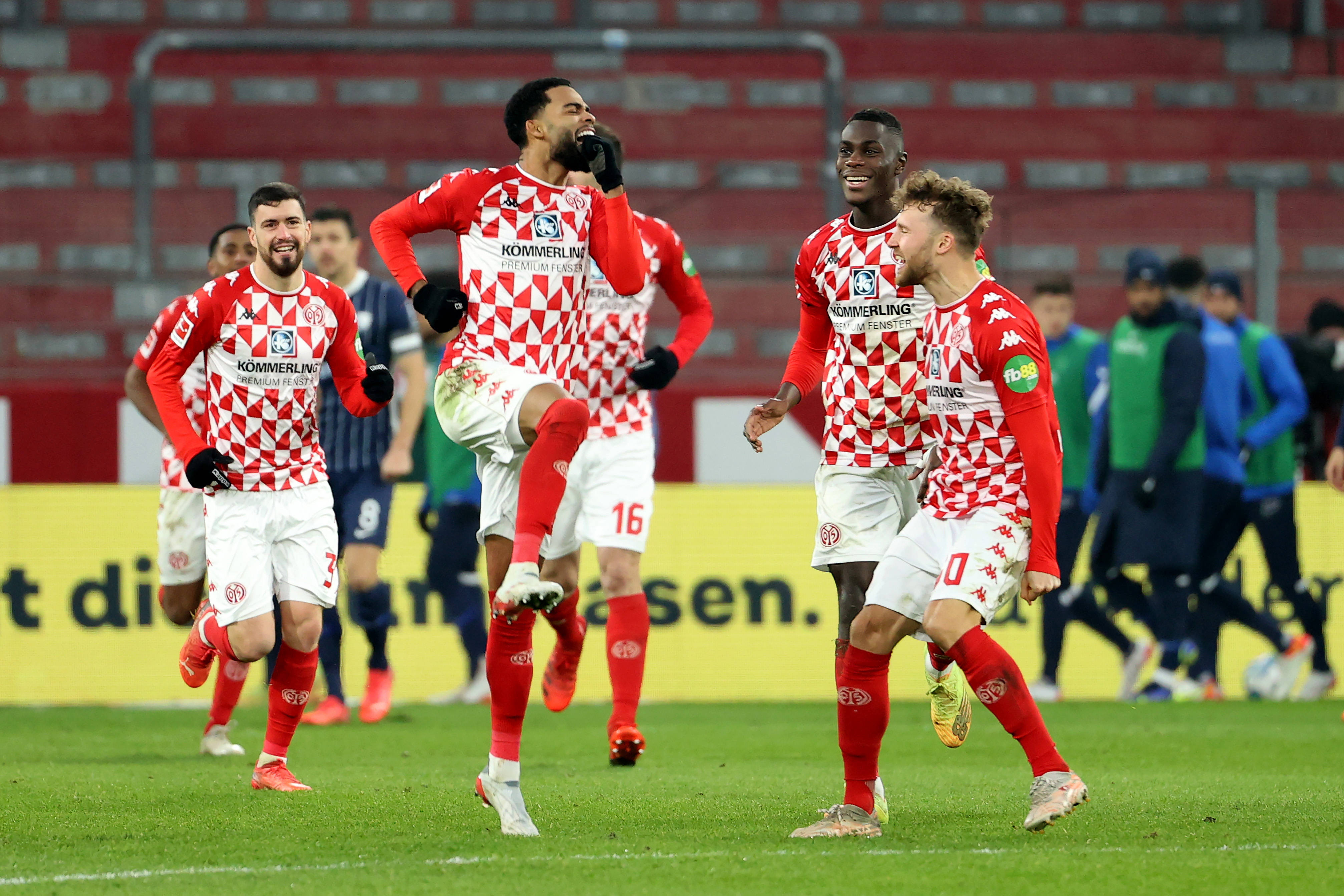 足球比赛场面突破常规,战术变化多样 足球比赛场面突破常规,战术变化多样