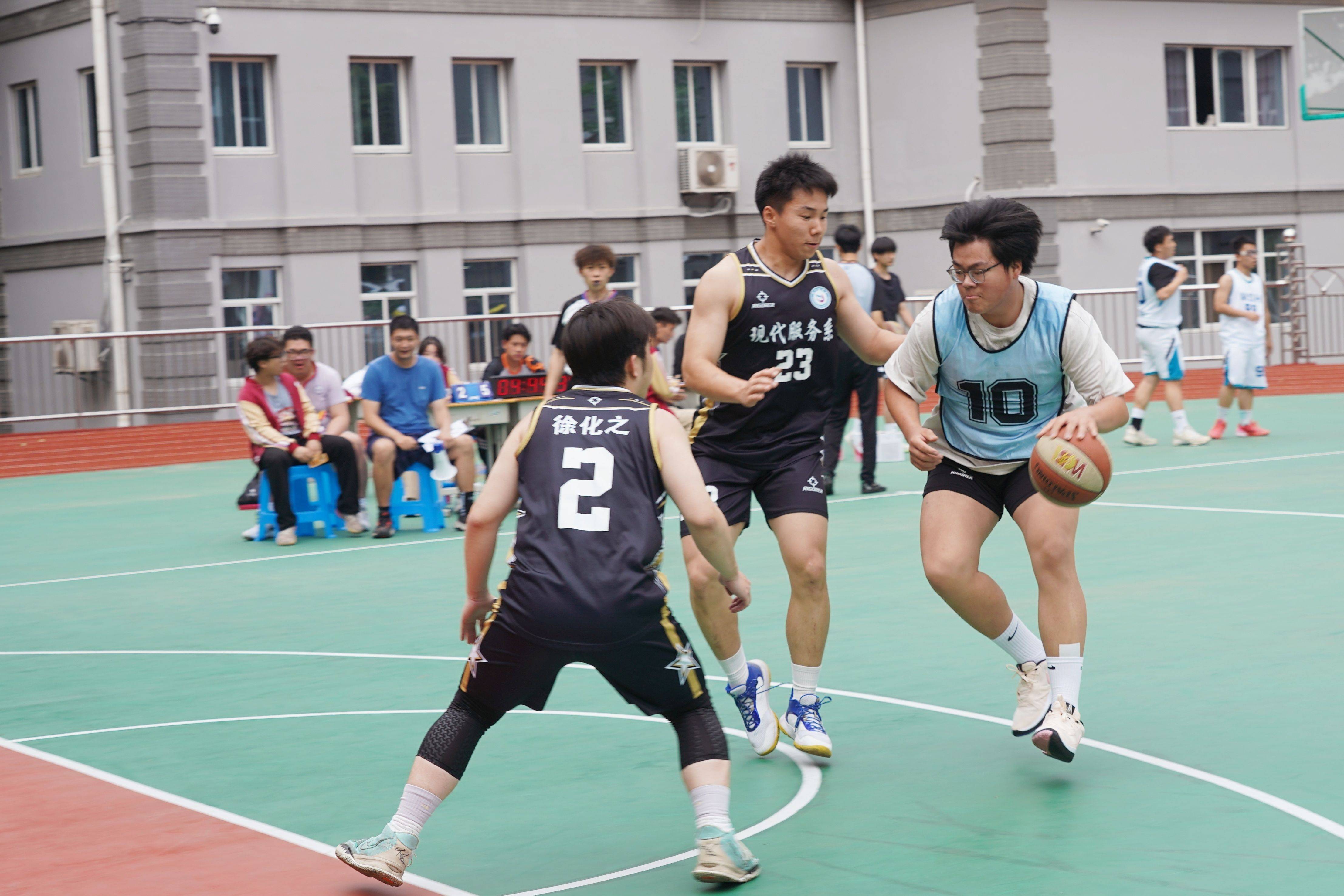 男子篮球联赛中的惊喜球队不断涌现