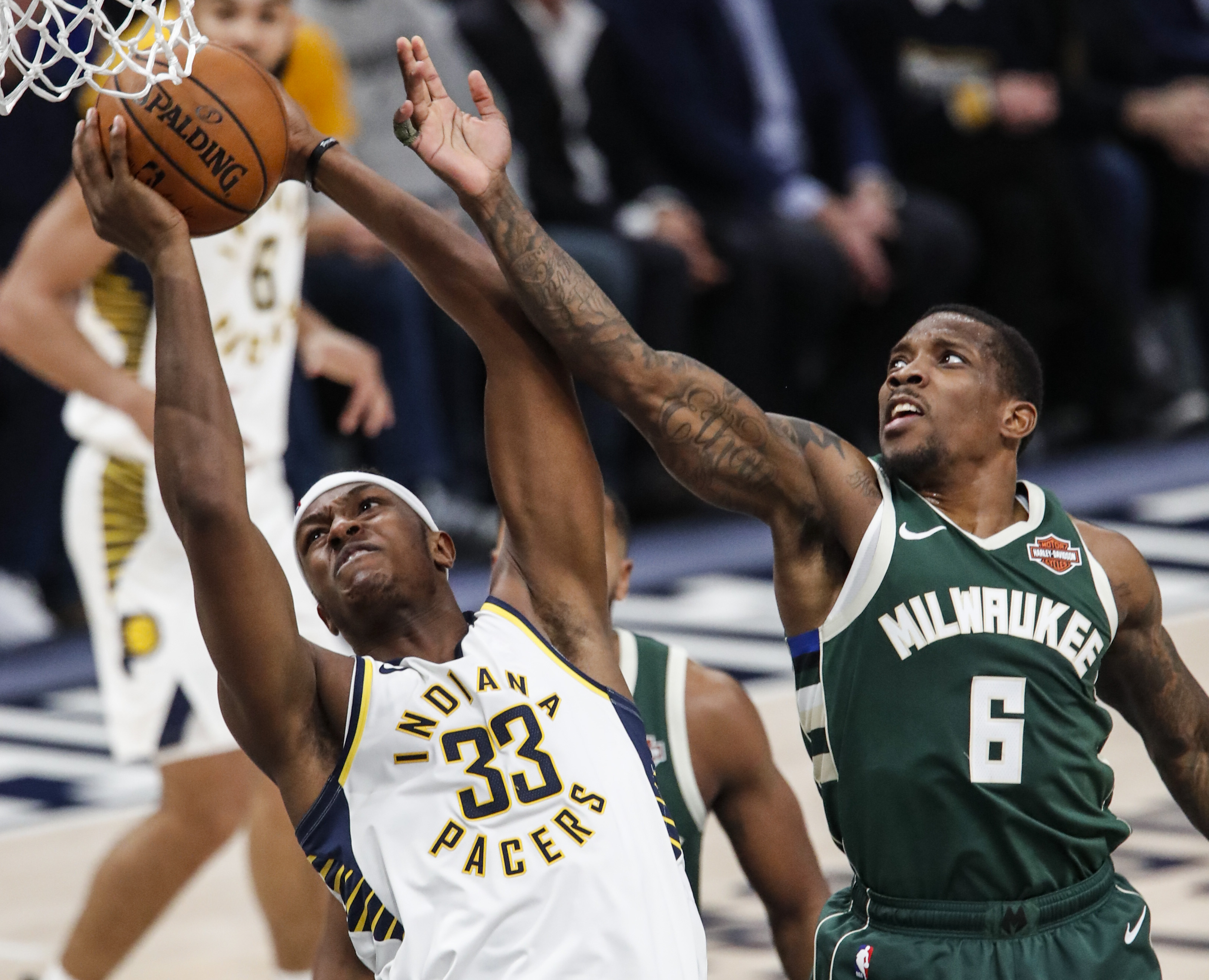 猛龙遭遇激烈比赛，艰难击败雄鹿保住优势