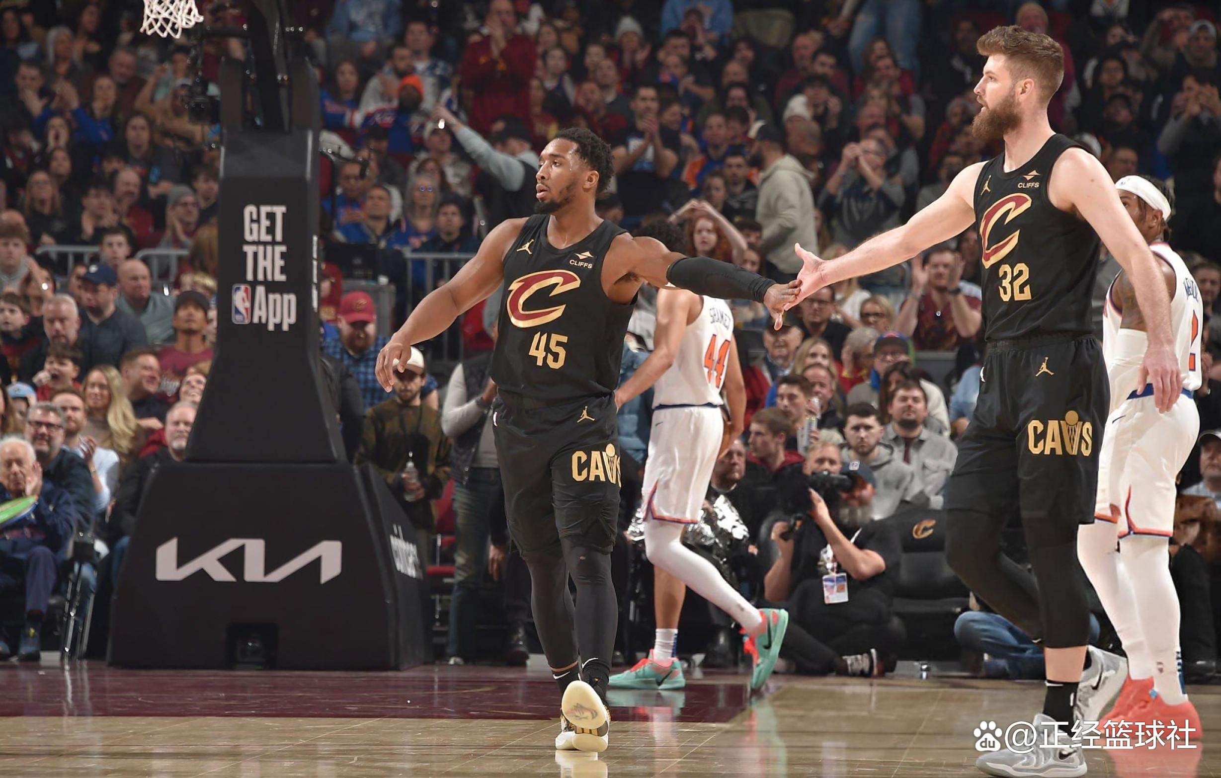 包含骑士客场不敌步行者，维斯布鲁克率队取胜的词条